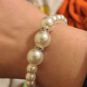 White pearl bracelet